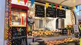 Jecke Mittagspause an der Dream Box Dream Box mit kölschem Catering und Karnevalsdekoration bei einer Jecken Mittagspause für Unternehmen