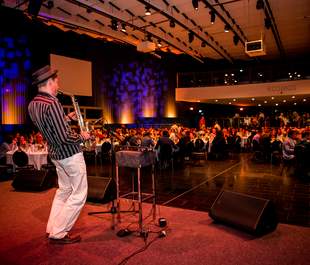 Kosmos Berlin Firmenevent #Saxophon, #DJ, #Hintergrundmusik #Sportveranstaltungen