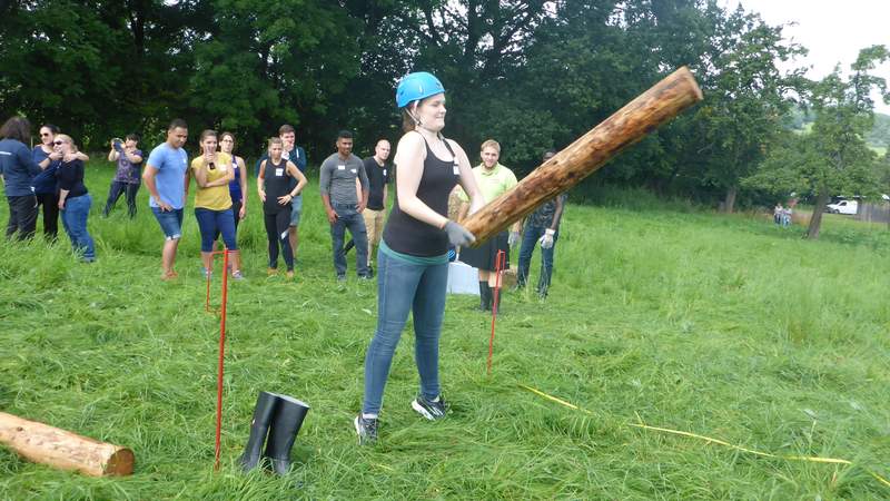 Eine Frau wirft bei den Highland Games einen Baumstamm