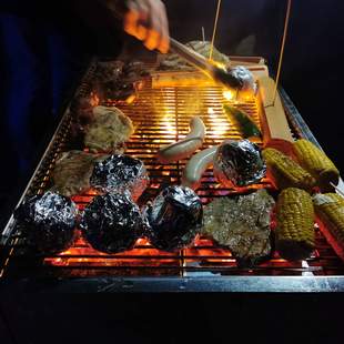 Winter Grillen als Teamevent Ein Grill auf dem Grillgut liegt
