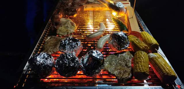 Ein Grill auf dem Grillgut liegt