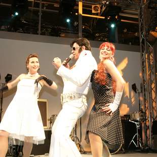 Elvis rockt das Oldtimermuseum Elvis zieht das Publikum in seinen Bann