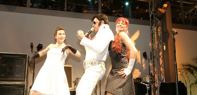 Elvis rockt das Oldtimermuseum Elvis zieht das Publikum in seinen Bann