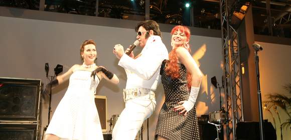 Elvis zieht das Publikum in seinen Bann