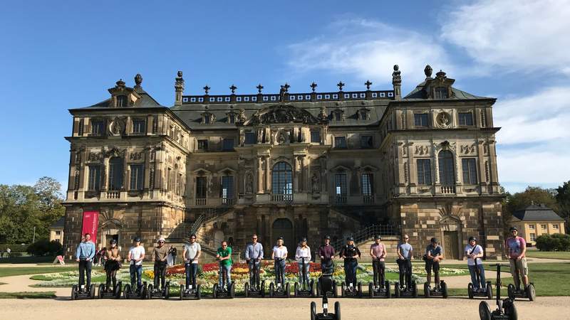 Segway-Gruppe vor einem historischen Gebäude in Dresden