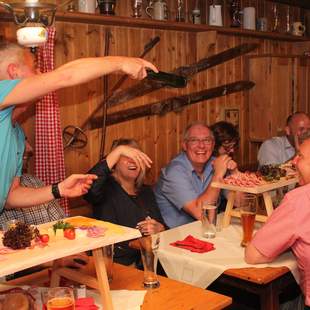 Zünftige Weihnachtsfeier auf einer Almhütte