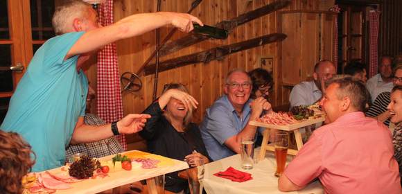 Zünftige Weihnachtsfeier auf einer Almhütte