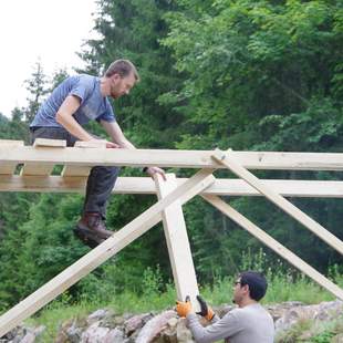 Bau einer Holzbrücke