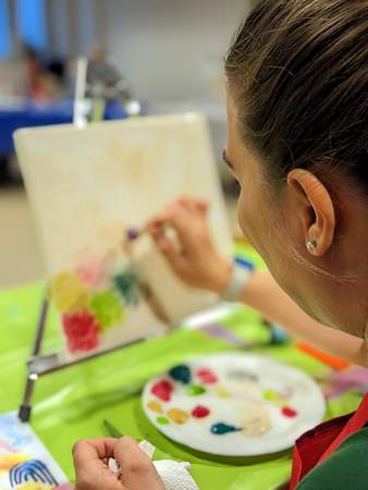 Im Flow: Kreatives Malen in Aktion der kreative Prozess