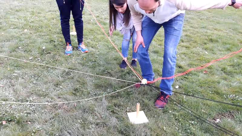 Drei Teilnehmer spielen Balltransport