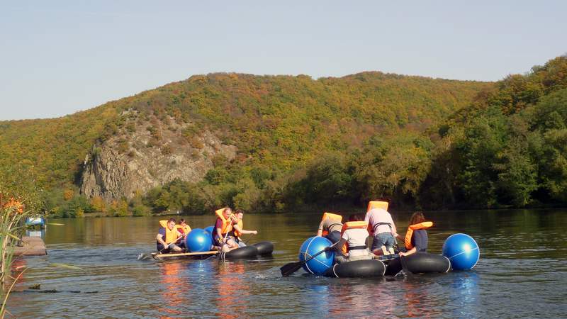 Zwei Flöße auf dem Wasser beim Firmenevent Floßbau