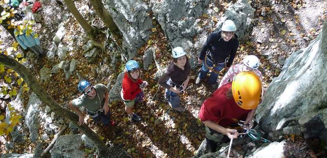 Am Felsen Schnupperklettern auf der Alm
