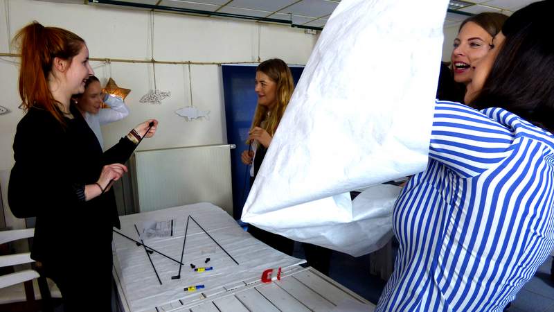 Ein paar Frauen tüfteln in einem Drachenbau Workshop