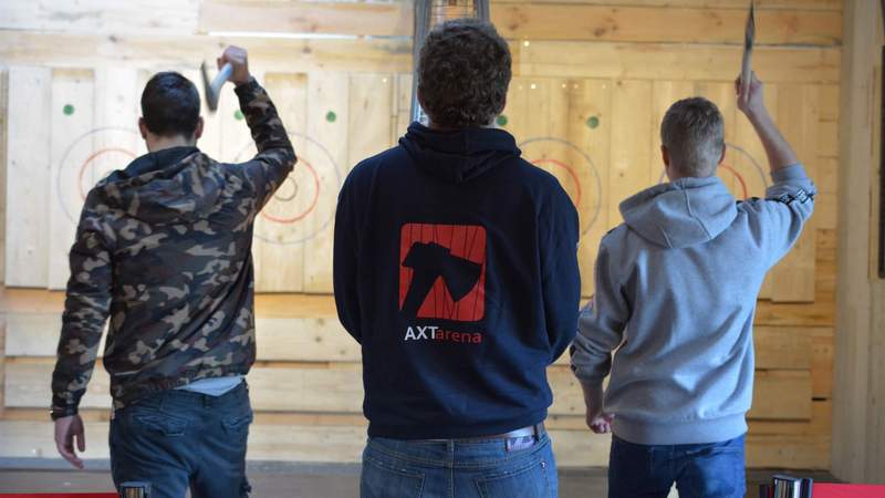 Axtwerfen axe-throwing Axtarena Incentive Betriebsausflug