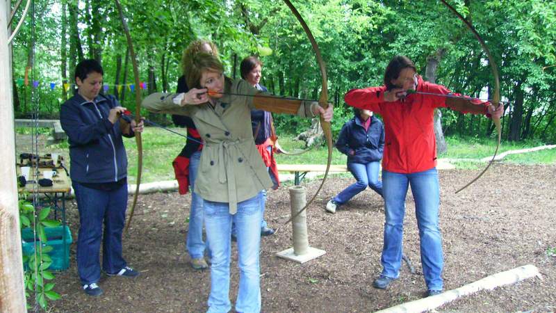 Bogenschießen am großen Lagerfeuer