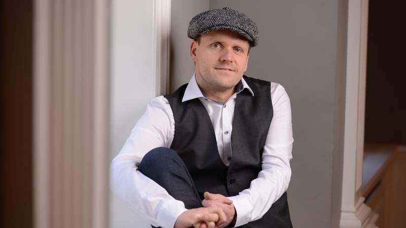 CARLOU - Bargeflüster Pianist