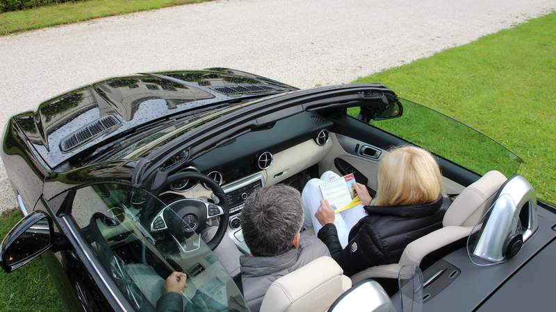 Teambesprechenung am Start der Mercedes Benz SLK Cabrio Tour