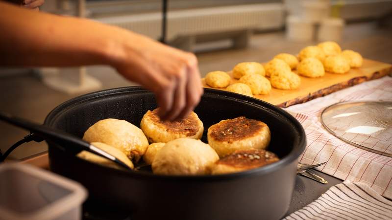 fertige Dampfnudeln in der Pfanne Dampfnudeln