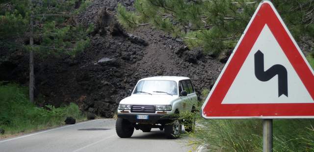 Kalter Lavastrom über Bergstraße auf dem Weg zum Ätna