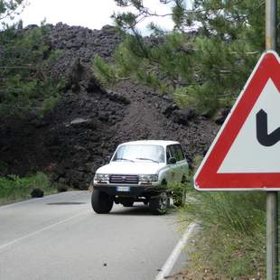 Kalter Lavastrom über Bergstraße auf dem Weg zum Ätna