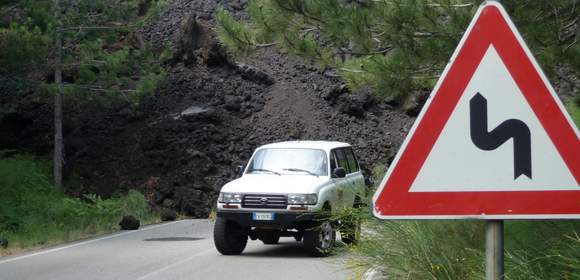 Kalter Lavastrom über Bergstraße auf dem Weg zum Ätna