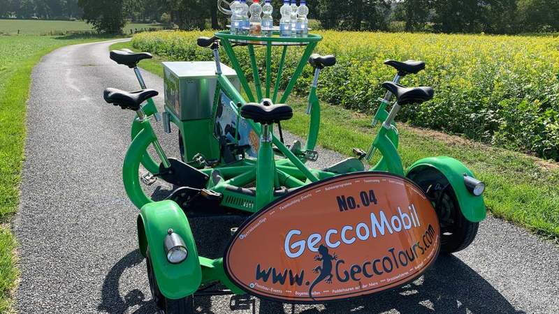 GeccoMobil im Rapsfeld mit GeccoTours-TeamEvents conferencebike