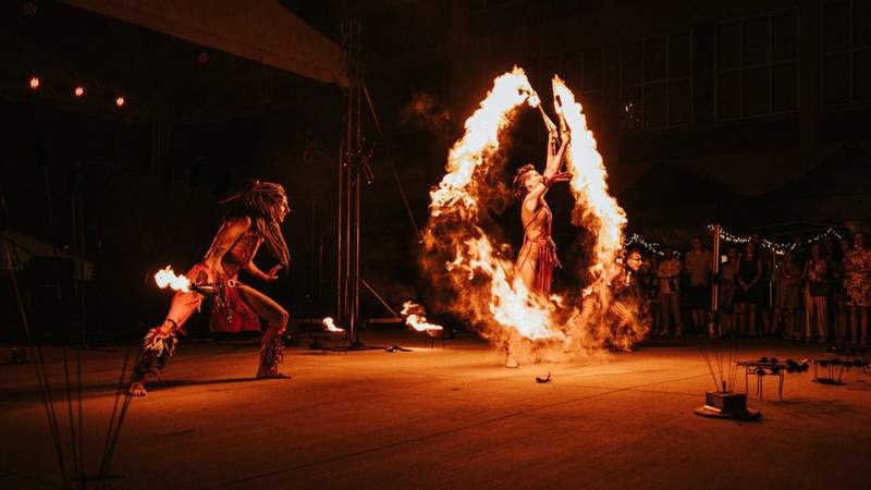Tribal Feuershow mit den Trommeln