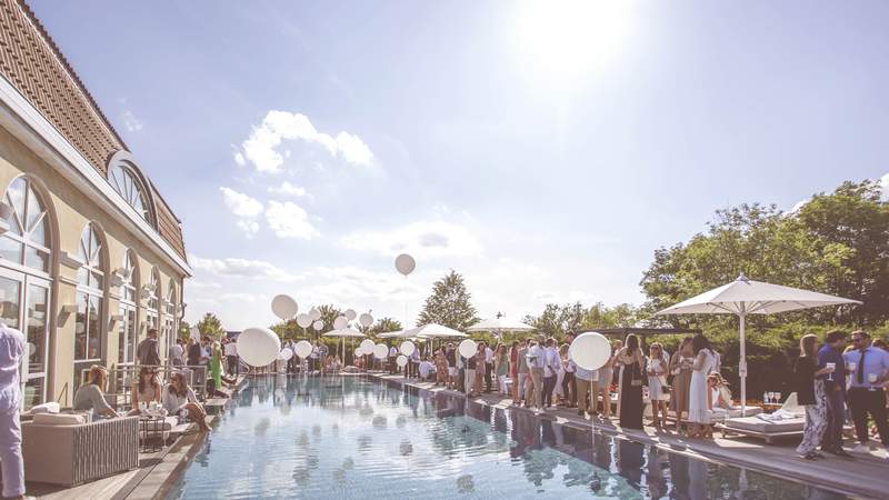 Party im Schloss mit weißen Ballons am Pool