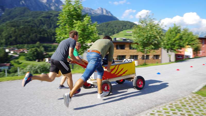 Ohne Motor wird angeschoben Seifenkistenbau und -fahrt