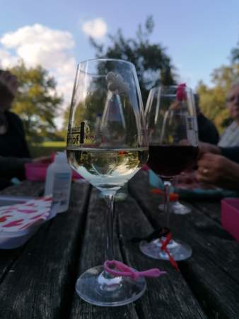 Gemeinsam feiern bei Krimi & Wein