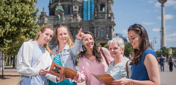 Fünf Frauen vorm Fernsehturm spielen City Codes