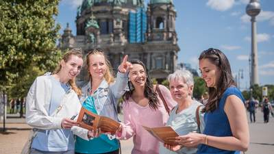 Fünf Frauen vorm Fernsehturm spielen City Codes