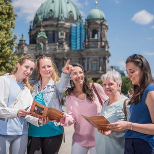 Fünf Frauen vorm Fernsehturm spielen City Codes