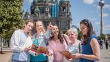 Fünf Frauen vorm Fernsehturm spielen City Codes