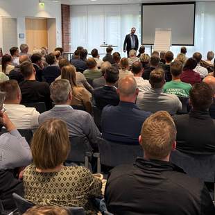 Oliver Schumacher hält Vortrag