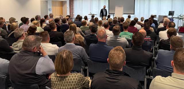 Oliver Schumacher hält Vortrag Oliver Schumacher hält Vortrag