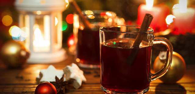 Glühwein Kochen als Teamevent Ein leckerer Glühwein steht auf dem Tisch
