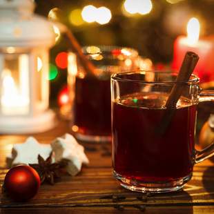 Ein leckerer Glühwein steht auf dem Tisch