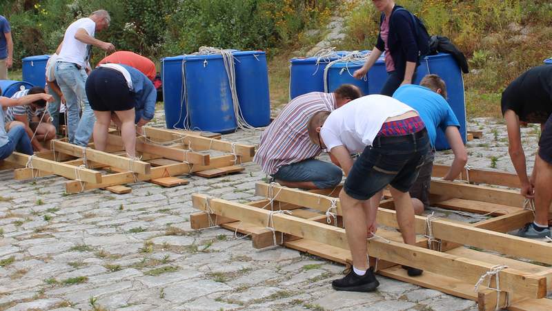 Flossbauen Teamwork Betriebsausflug