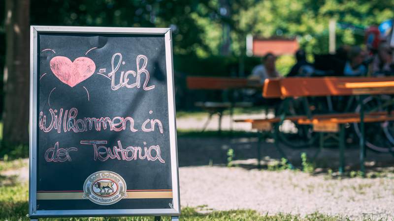 Biergarten mit Willkommensschild