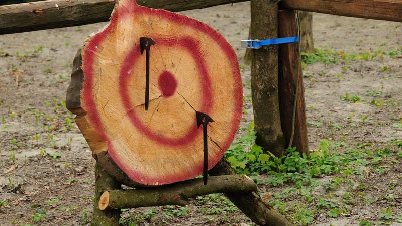 Axtwerfen am großen Lagerfeuer