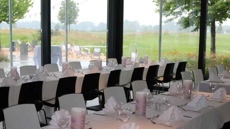 Team-Kochen als Team-Event Saal mit gedeckten Tischen