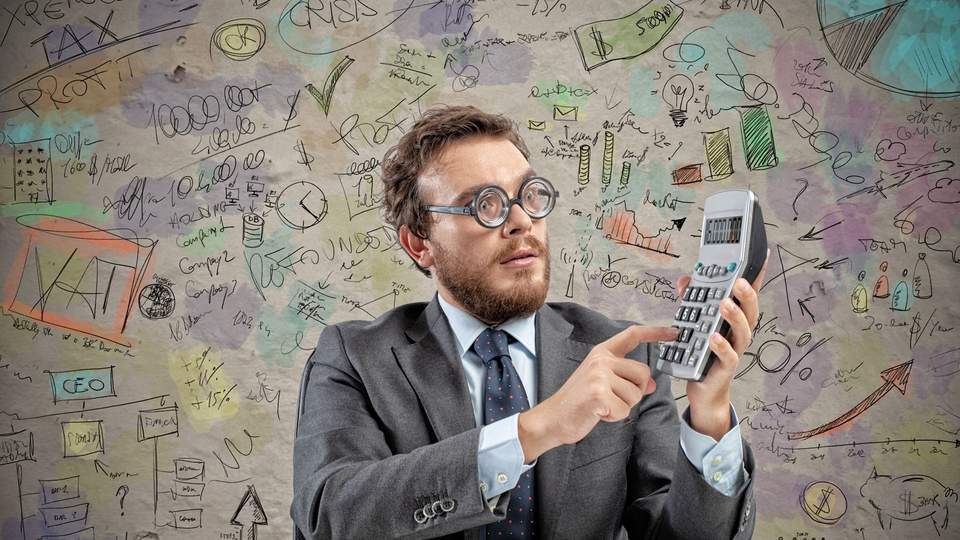 Mann mit Brille und Taschenreechner errechnet die Margensteuer auf ein Firmenevent