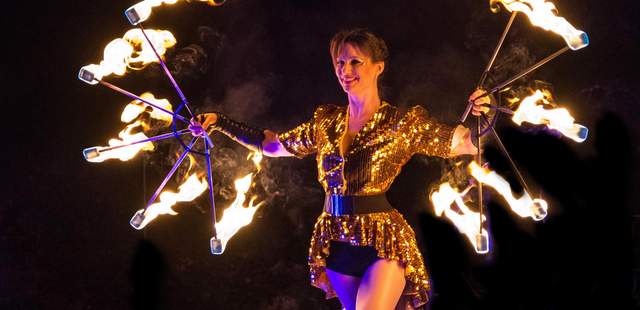 Feuershow und Luftakrobatik