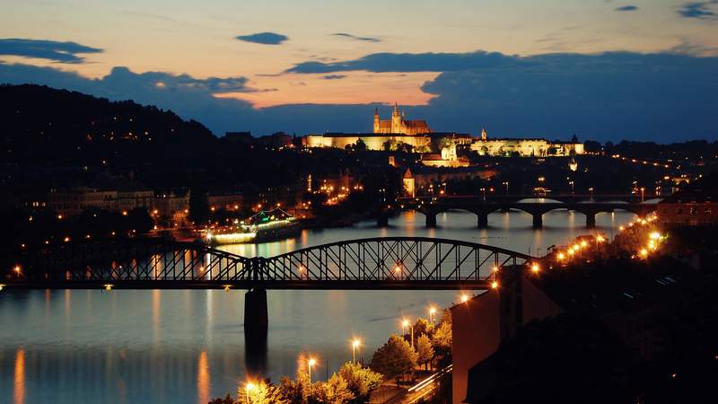 Eine Schifffahrt auf der Moldau gehört zu jeder Reise nach Prag 