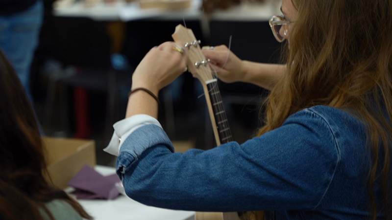 Ukulelen-Event. Baue, male und spiele Ukulele im Team