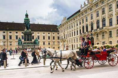 Gruppenreise Incentive Reise Österreich Wien - Platz mit Kutsche