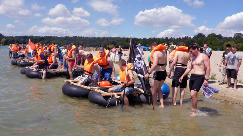 Start der Flöße beim Floßbauevent Alle Mann an Bord - Floßbau mal anders