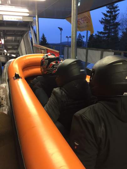 Ice-Rafting auf der Rennschlitten- und Bobbahn Oberhof 4 Personen sitzen am Start der Rennschlitten- und Bobbahn Oberhof
