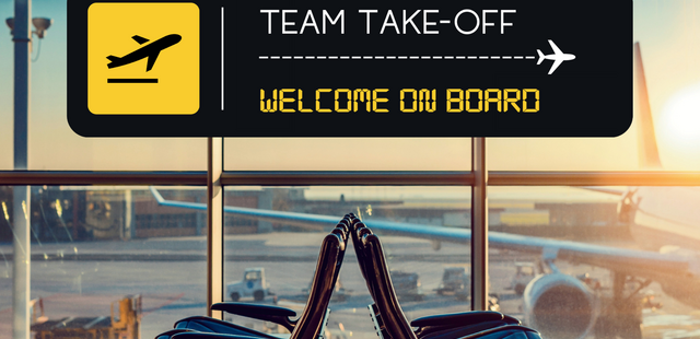 Team Take-Off Sitzgelegenheiten in einer Wartehalle am Flughafen vor einem Panoramafenster, das Abendsonne und ein Flugzeug zeigt. Vor dem Fenster hängt eine Abflugtafel mit dem Titel "Team Take-Off, Welcome on board".
